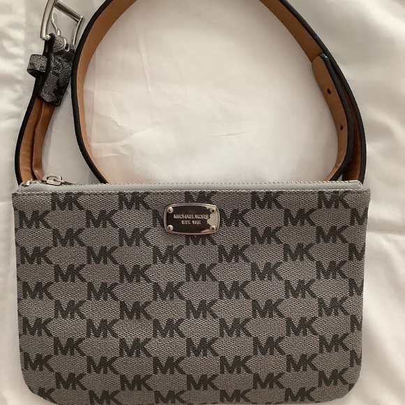 Michael Kors Handbags - NEW❤️Michael Kors Belt Bag Navy Blue NWOT beautiful 🎁